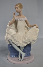 Figura bailarina sentada, porcelana NAO. Peq. faltante. 25,5 cm.