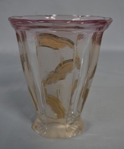 Vaso decoración dorado, boca ancha con virola rosada. Alto: 17 cm.