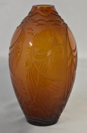 Vaso de vidrio color caramelo CharlesCatteau. Alto: 23,2 cm. Mínimas cascaduras