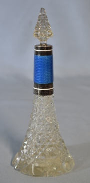 Perfumero cristal con tapón y esmalte azul. Tapón con pequeña cachadura. Alto: 22,2 cm.