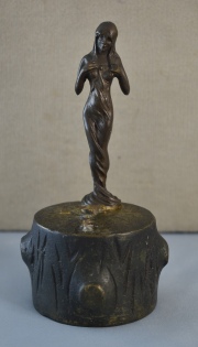 Figura de mujer con pajaro, pequeña escultura de bronce. 15,4 cm.