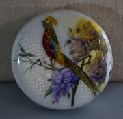 Caja circular, decoración de ave en esmalte. Cachaduras. Diám. 6,5 cm.