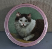 Caja circular de plata y esmalte, decoración de gato. Peso 112 g. Diám. 7 cm. Peq. cachadura.