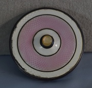 Timbre circular, esmalte rosa. Imperfecciones. Diámetro: 6,7 cm.