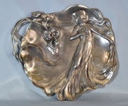 Tajetero Art Nouveau WMF en metal con figura de mujer. Restauro. Frente 32 cm.