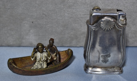 Dos Piezas encendedor Gallia francés y pequeña canoa con personajes de bronce vienés. . 7 cm.