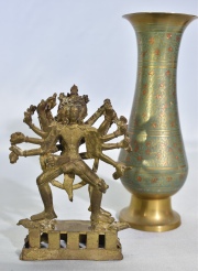 Diosas, escultura de bronce y Vaso de bronce; de la India. 2 Piezas. Alto: 16 y 23 cm respectivamente.