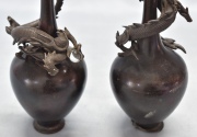 Par de Vasos japoneses de bronce. Averías. Alto: 24,5 cm.