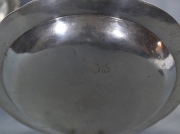 Cinco platos coloniales de plata, distintos, con números al dorso. Diámetro máximo: 22,5 cm. Peso total: