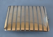 Cigarrera de plata con bandas doradas. Largo: 9,5 cm. Peso: 122 gr