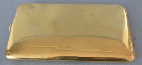 Fosforera inglesa de oro 18 k y Cigarrera dorada, lisa, con abolladuras. Peso fosforera 35 gr.