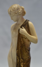 FERDINAND PREISS: Joven de marfil con drapeado de bronce dorado. Fisuras. Mínimos restauros. Alto: 21,3 cm.