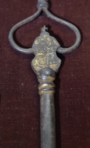 Cinco antiguas llaves de hierro en un marco.