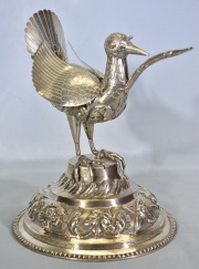 Gran mate en forma de ave, de plata con bombilla. Alto: 29 cm. Peso: 1,210 kg.