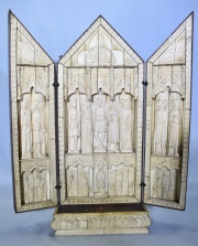 Tríptico religioso de hueso tallado. Parte posterior de madera con tiros de polilla. 47 cm. 