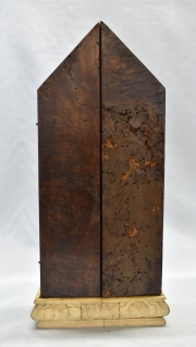Tríptico religioso de hueso tallado. Parte posterior de madera con tiros de polilla. 47 cm. 
