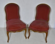 Par de sillas estilo Luis XV tapizado salmón. Peq. tiros de polilla. 