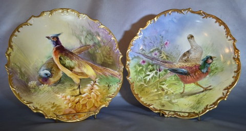 Par de platos de porcelana Limoges, decoración de aves. Diámetro: 33 cm.
