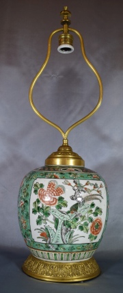Vaso chino de porcelana con esmalte verde, transformado en lámpara. Sin pantalla.Alto vaso: 22 cm. Alto lámpara: 61 cm.