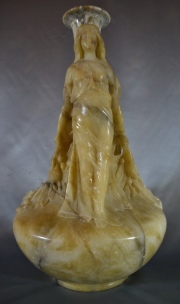 VASO DE ALABASTRO, con figura femenina en relieve. Alto: 45 cm.