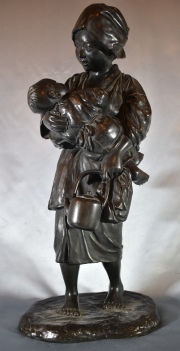 MADRE CON NIÑO, escultura japonesa de bronce patinado. Al dorso marca de autor. Alto: 55 cm.