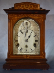 Reloj de mesa inglés, caja de caoba. Números romanos. Alto: 41,5 cm.