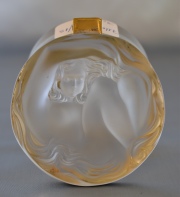 Caja de vidrio Lalique, France. Alto: 5 cm. Diámetro: 8 cm.