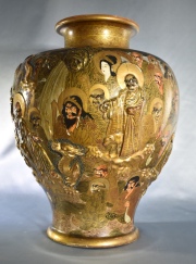Gran Vaso de cerámica Satsuma con personajes en relieve. Alto: 44 cm.