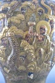 Gran Vaso de cerámica Satsuma con personajes en relieve. Alto: 44 cm.