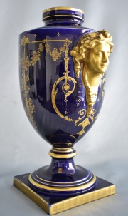 ANFORA, de cerámica recubierta de esmalte azul cobalto. Firmado A. Peaudecerf. Alto: 33 cm.