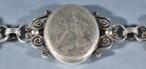 Chatelaine, plata cincelada, siglo XIX.