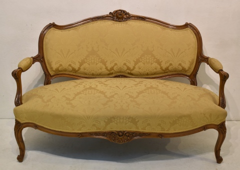Juego de sala estilo Luis XV. Tapizado ocre con flores, sofa y dos sillones. 3 Piezas.