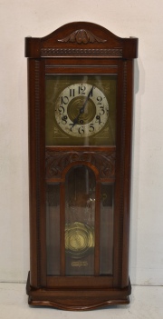 Reloj de pared inglés con péndulo y llave. Alto: 88 cm.