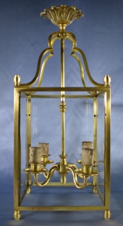 FAROL DE GALERIA, de bronce dorado y cuatro lados de vitrea. Para cuatro luces. Alto: 50 cm.