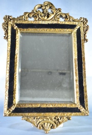 PEQUEÑO ESPEJO DE PARED, marco de madera tallada, dorada y patinada. Espejo rectangular biselado. Alto: 46,5 cm.