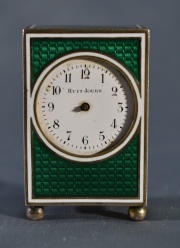 Reloj pequeño, esmalte verde con faltantes. Deterioros. Alto:5,2 cm.