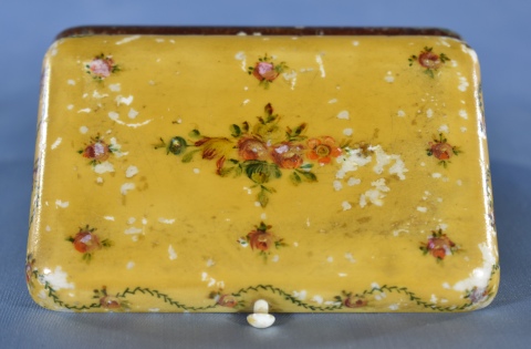 Caja francesa de marfil pintada, espejo interior roto. desgastes. Largo 9,5 cm.
