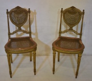 Par de sillas estilo Luis XVI, doradas y esterilladas.