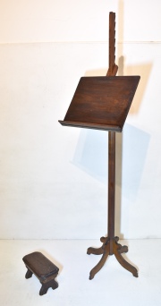 ATRIL PARA PARTITURA CON APOYA PIE, de madera tallada. Alto: 172 cm.