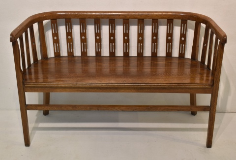 Sofa estilo inglés, dos cuerpos de madera. Frente: 116 cm. Alto: 77 cm.