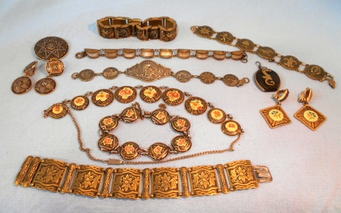 LOTE DE BIJOUTERIE ANTIGUA, 4 pulseras de bronce con figuras varias en relieve, 1 pulsera cloisonne esmaltada, 1 pulse