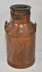 TARRO LECHERO, de cobre, Tambo 'La Nona',  año 1913. Alto: 67 cm.