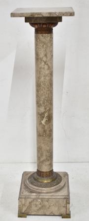 PEDESTAL DE MARMOL GRIS VETEADO, en forma de columna con aplicaciones de bronce dorado. Pequeñas cascaduras. Alto: 104 c