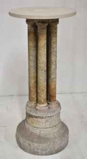 PEDESTAL DE MARMOL, fuste con cuatro columnillas. Tapa circular de madera aglomerada. Desgastes. Alto: 91 cm.