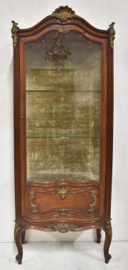 VITRINA ESTILO FRANCES L XV, con estantes en vitrea. Una puerta. Alto: 183 cm. Frente: 71 cm. Prof: 40 cm.