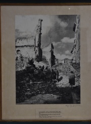 LA CALLE NOWOMIEJSKA, POLONIA. Fotografía firmada y enmarcada. 1945. Mide: 52 x 42 cm.