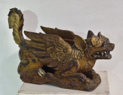 ANIMALES MITOLOGICOS, dos tallas orientales de madera dorada y patinada. Frente: 53 y 19 cm.