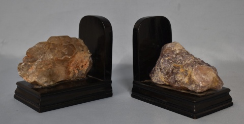 PAR DE APRIETA LIBROS, formados por piedras sobre base de madera. Alto: 16 cm.