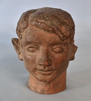 CABEZA DE JOVEN, escultura de terracota. Fisura, oreja con deterioro. Alto: 15,5 cm.