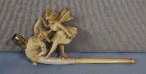 BOQUILLA, en forma de sátiro y mujer alada. Largo: 14 cm.